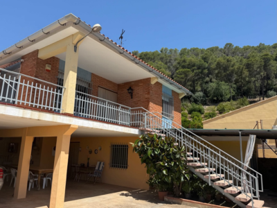 Dos casas con piscina una finca de 274 m² construidos, en el Valle de Aguas Vivas. Alzira, Valencia.