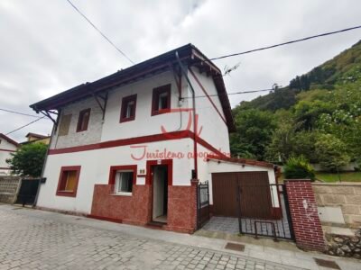 CASA CON JARDÍN Y GARAJE EN EL POBLADO MINERO DE BUSTIELLO (BIEN DE INTERÉS CULTURAL)