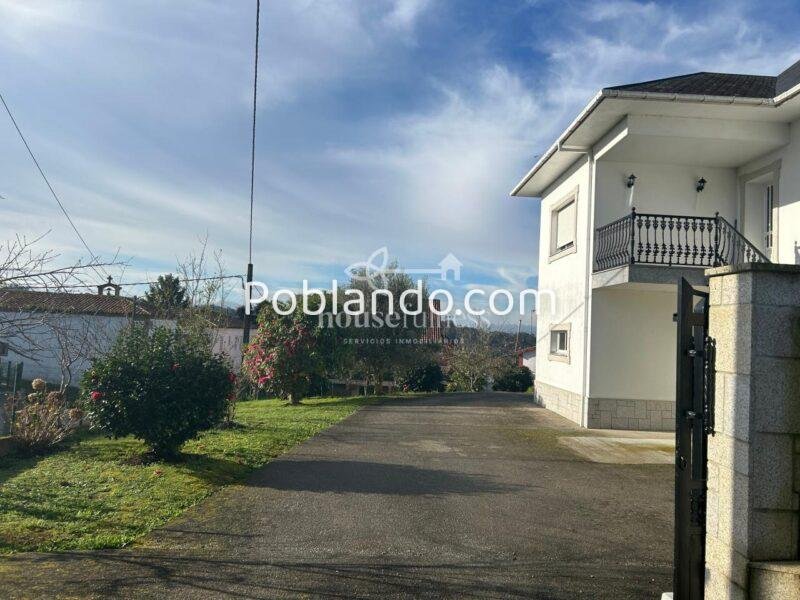 Casa con amplia finca en Miño