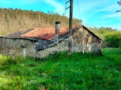 Casa típica gallega con gran finca en Ortigueira
