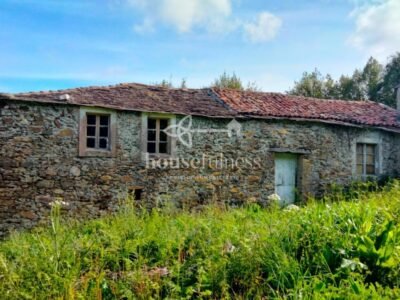 Casa típica gallega con gran finca en Ortigueira