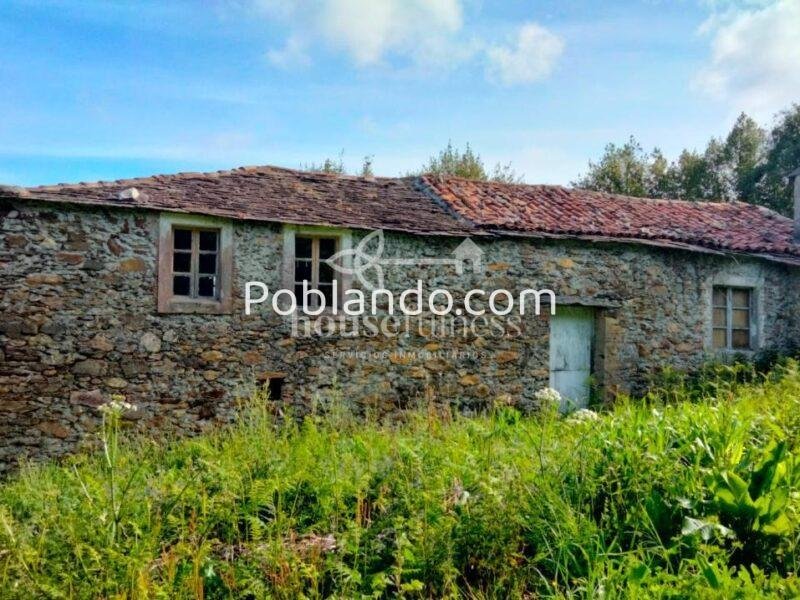Casa típica gallega con gran finca en Ortigueira