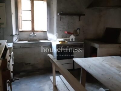 Casa típica gallega con gran finca en Ortigueira