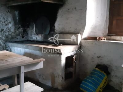 Casa típica gallega con gran finca en Ortigueira