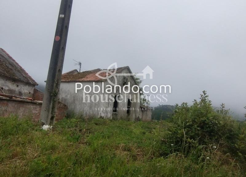 Casa de campo con varias edificaciones para restaurar