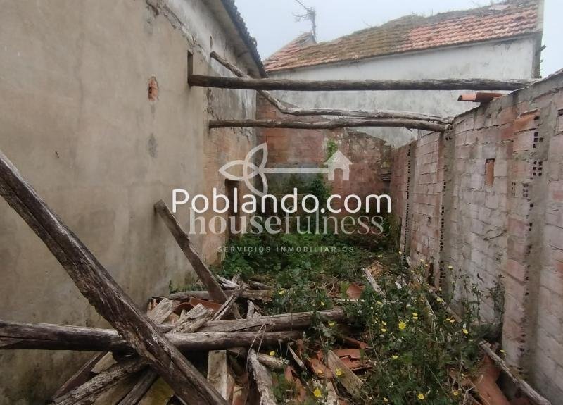 Casa de campo con varias edificaciones para restaurar