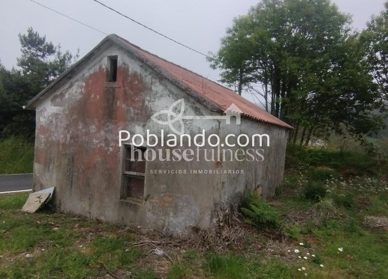 Casa de campo con varias edificaciones para restaurar