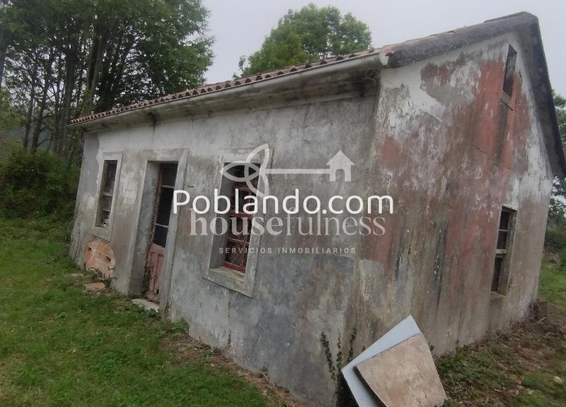 Casa de campo con varias edificaciones para restaurar