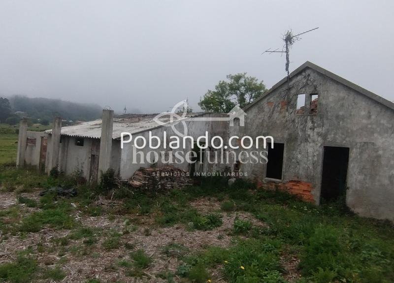 Casa de campo con varias edificaciones para restaurar