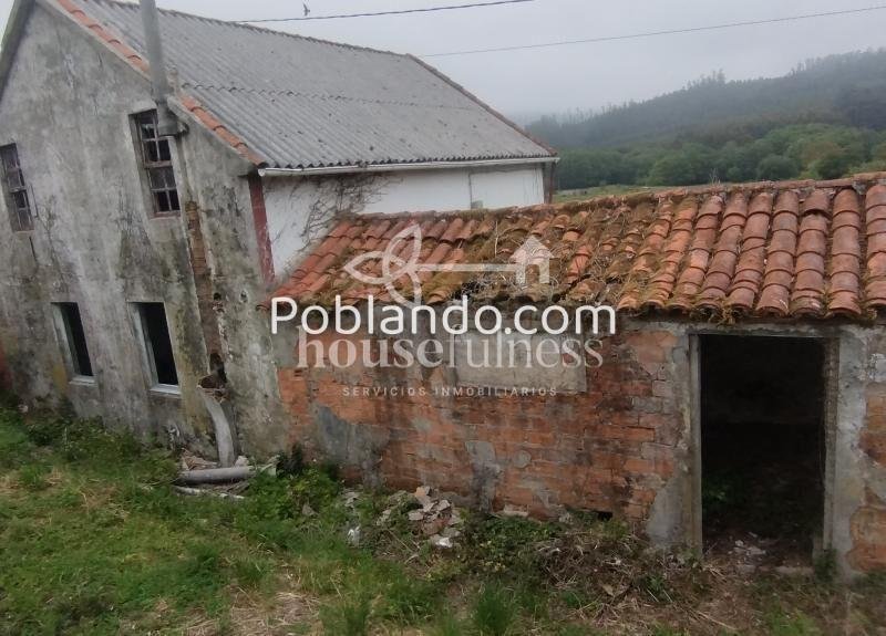 Casa de campo con varias edificaciones para restaurar