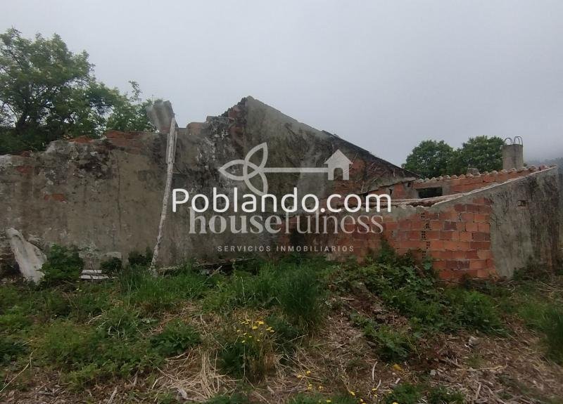 Casa de campo con varias edificaciones para restaurar