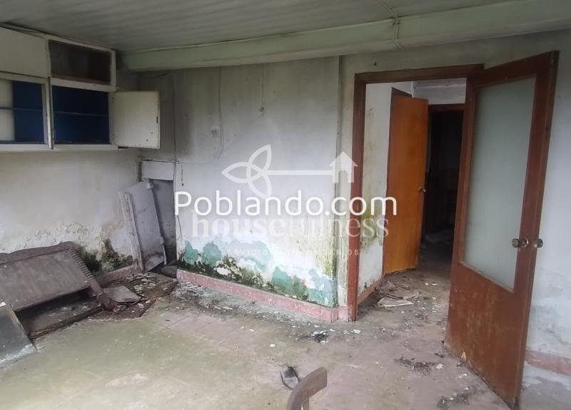 Casa de campo con varias edificaciones para restaurar