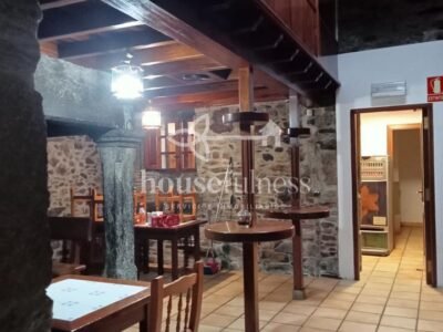 CASA CON MESÓN EN NARÓN