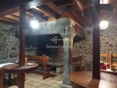 CASA CON MESÓN EN NARÓN