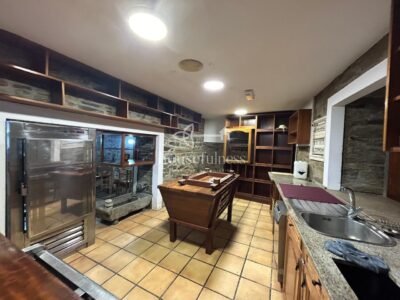 CASA CON MESÓN EN NARÓN