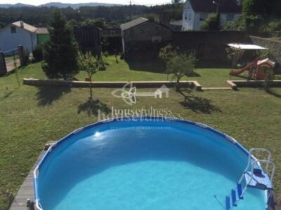 CASA TÍPICA GALLEGA EN NARÓN CON CIERRE DE PIEDRA
