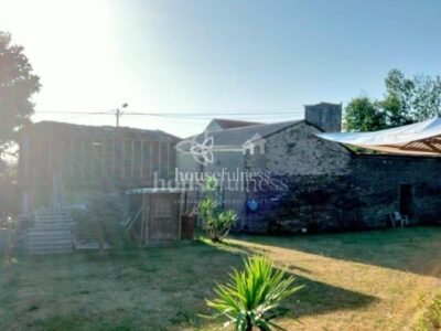 CASA TÍPICA GALLEGA EN NARÓN CON CIERRE DE PIEDRA