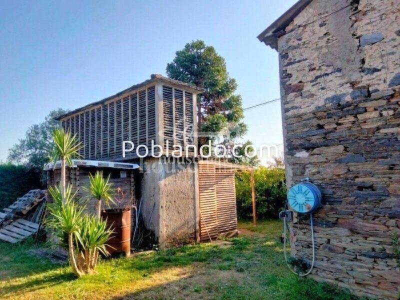 CASA TÍPICA GALLEGA EN NARÓN CON CIERRE DE PIEDRA