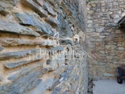 CASA TÍPICA GALLEGA EN NARÓN CON CIERRE DE PIEDRA