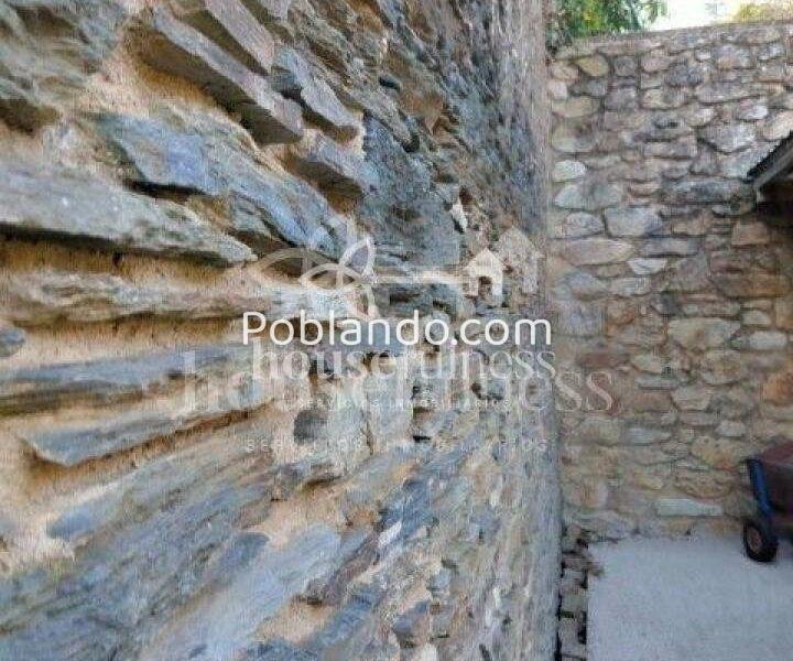 CASA TÍPICA GALLEGA EN NARÓN CON CIERRE DE PIEDRA