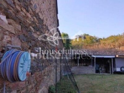 CASA TÍPICA GALLEGA EN NARÓN CON CIERRE DE PIEDRA