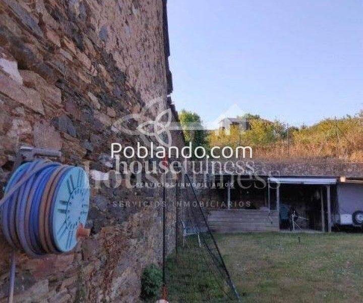 CASA TÍPICA GALLEGA EN NARÓN CON CIERRE DE PIEDRA