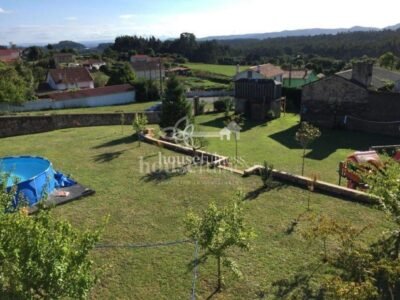 CASA TÍPICA GALLEGA EN NARÓN CON CIERRE DE PIEDRA