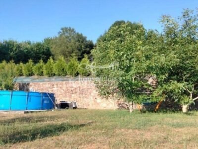 CASA TÍPICA GALLEGA EN NARÓN CON CIERRE DE PIEDRA