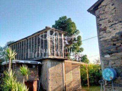 CASA TÍPICA GALLEGA EN NARÓN CON CIERRE DE PIEDRA