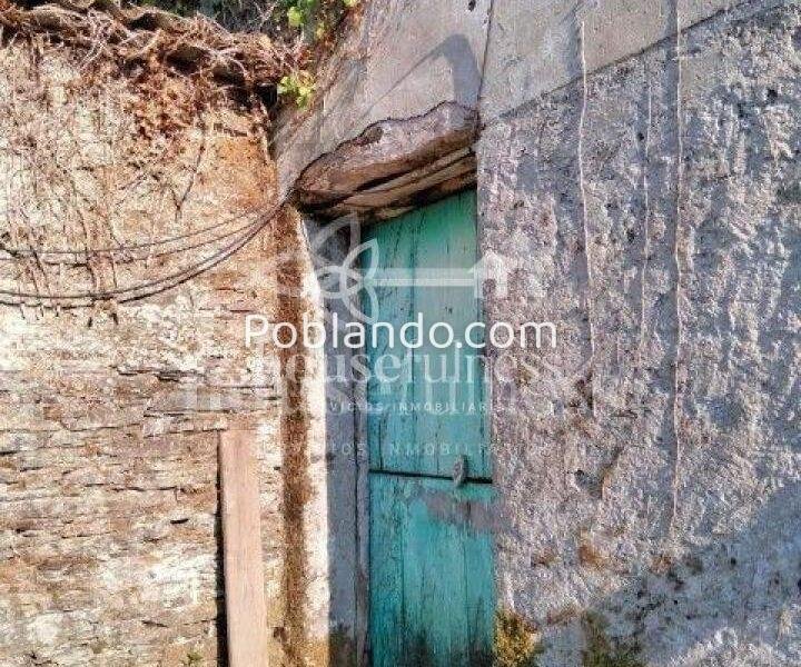 CASA TÍPICA GALLEGA EN NARÓN CON CIERRE DE PIEDRA