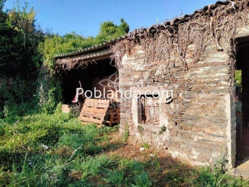 CASA TÍPICA GALLEGA EN NARÓN CON CIERRE DE PIEDRA