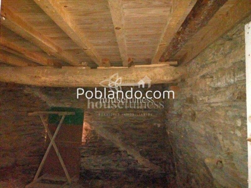 CASA TÍPICA GALLEGA EN NARÓN CON CIERRE DE PIEDRA