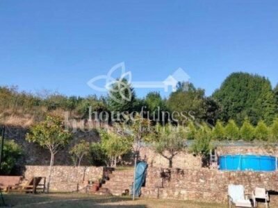 CASA TÍPICA GALLEGA EN NARÓN CON CIERRE DE PIEDRA