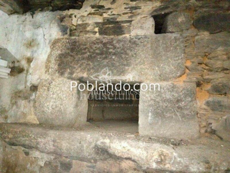 CASA TÍPICA GALLEGA EN NARÓN CON CIERRE DE PIEDRA