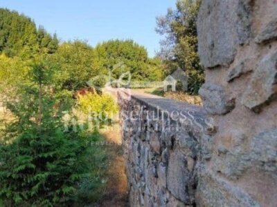 CASA TÍPICA GALLEGA EN NARÓN CON CIERRE DE PIEDRA
