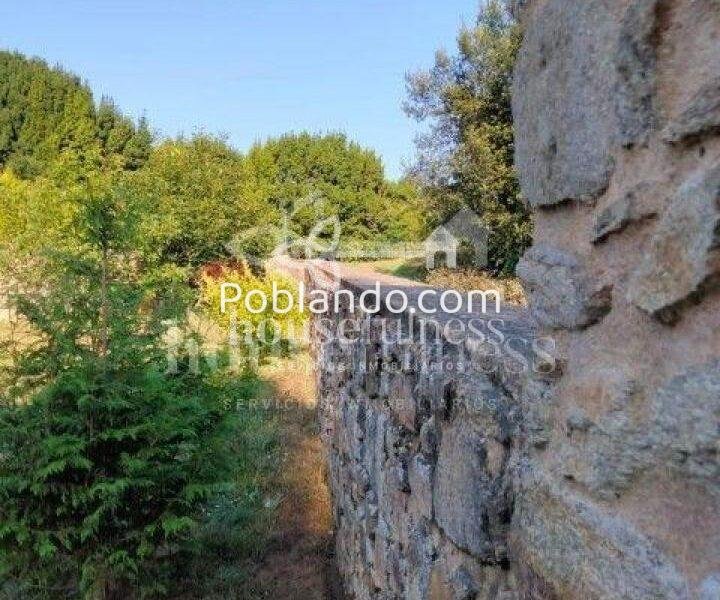 CASA TÍPICA GALLEGA EN NARÓN CON CIERRE DE PIEDRA