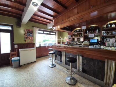 Vivienda con negocio en Moeche