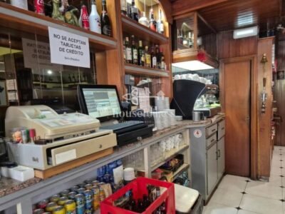 Vivienda con negocio en Moeche