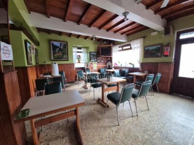 Vivienda con negocio en Moeche