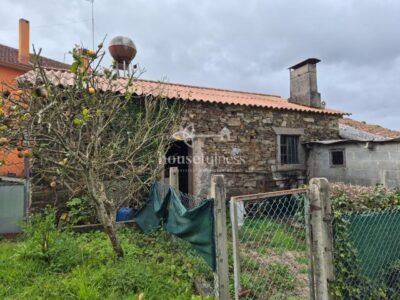 Vivienda con negocio en Moeche