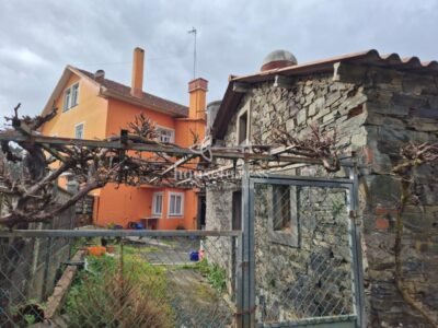 Vivienda con negocio en Moeche
