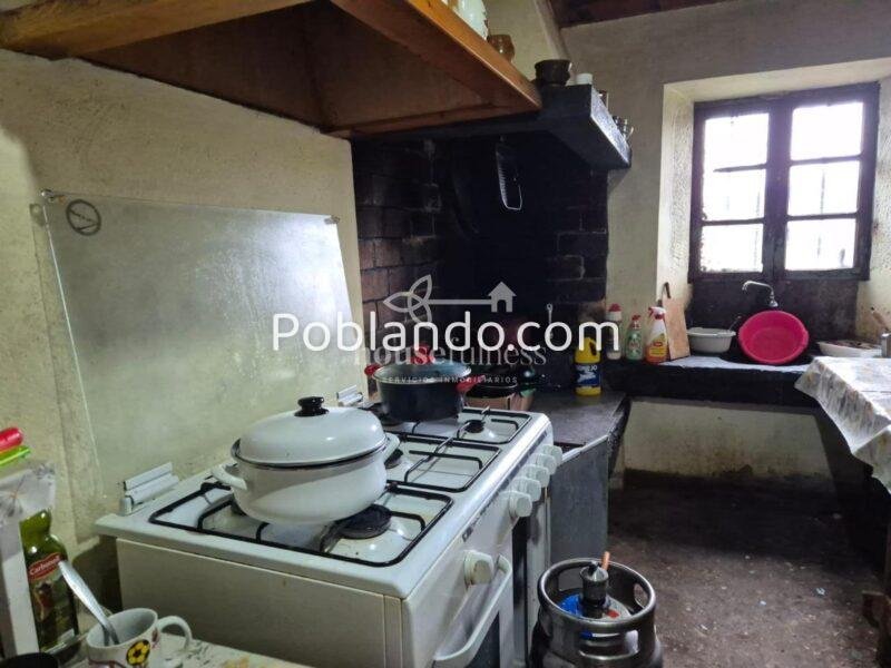 Vivienda con negocio en Moeche