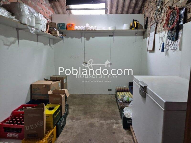 Vivienda con negocio en Moeche