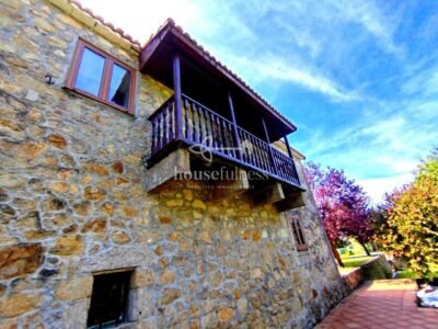 Vivienda unifamiliar con piscina en la playa de Doniños .