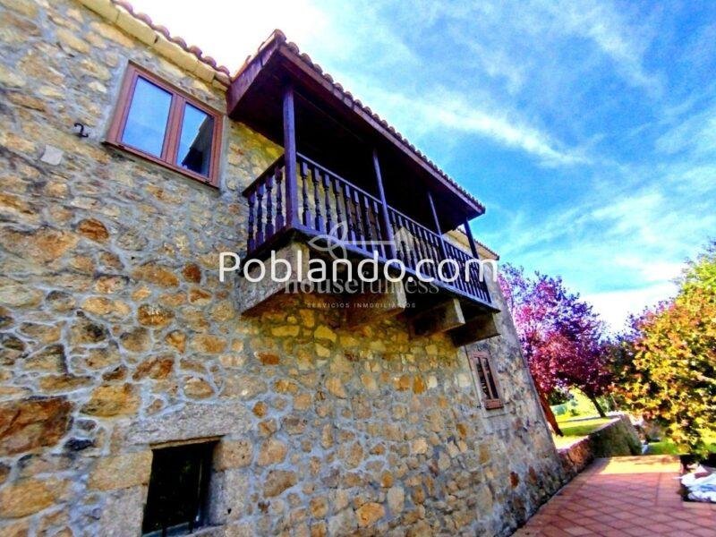 Vivienda unifamiliar con piscina en la playa de Doniños .