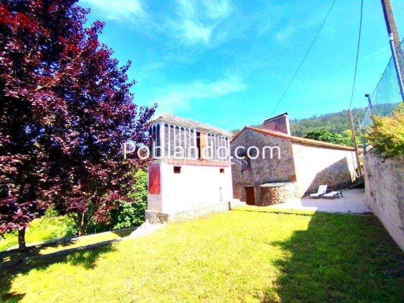 Vivienda unifamiliar con piscina en la playa de Doniños .