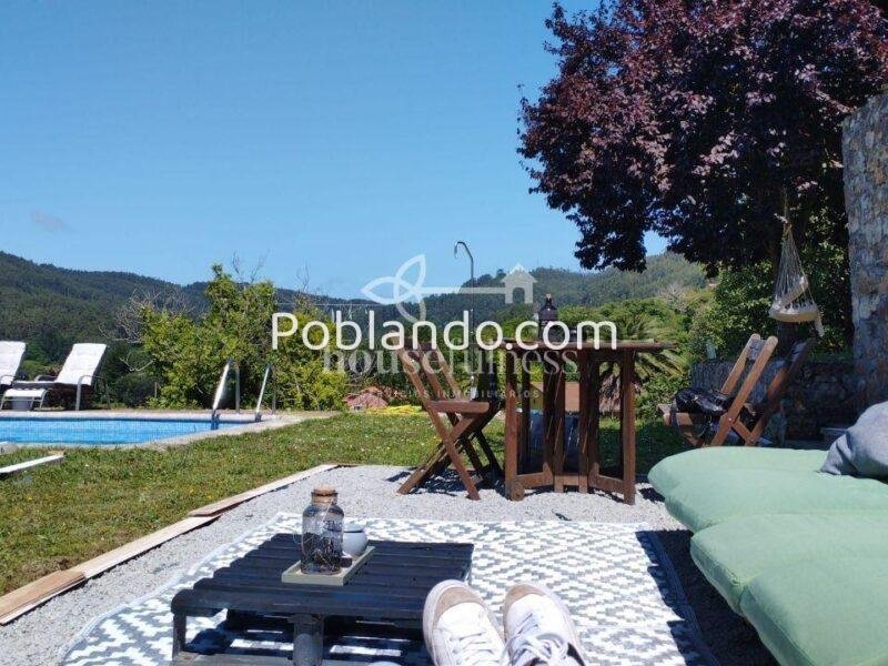 Vivienda unifamiliar con piscina en la playa de Doniños .