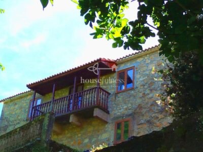 Vivienda unifamiliar con piscina en la playa de Doniños .