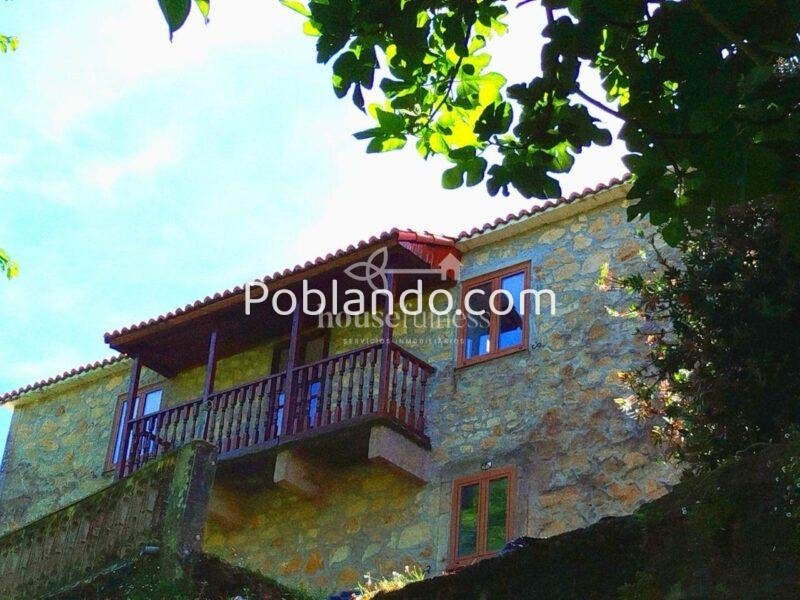 Vivienda unifamiliar con piscina en la playa de Doniños .