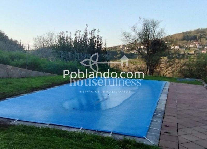 Vivienda unifamiliar con piscina en la playa de Doniños .